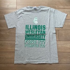 Illinois Wesleyan University Tshirt Medium